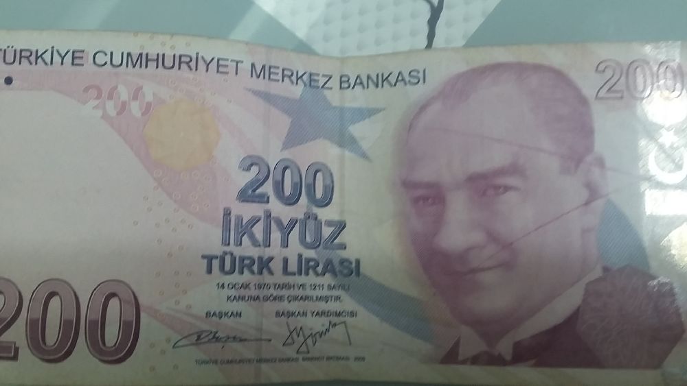 Paralar Trkiye Satlk zerinde pembe v izgisi olan 200 tl