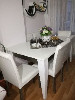 Beyaz yemek masasi
