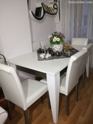 Beyaz yemek masasi