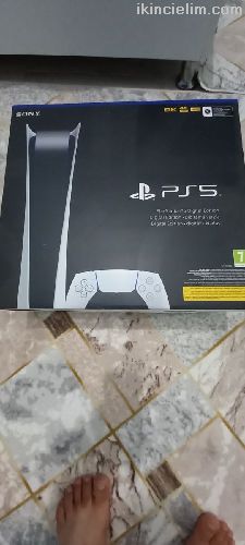 PlayStation 5 Digital Edition ve kolu 2