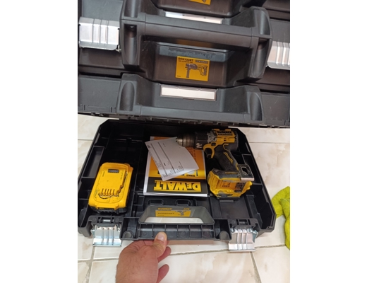 dewalt 2024 DEwALT 4 LU SET  dewalt, 2 aylık kullanıldı 2 set var 9 batarya 3 şarj alet, 2024