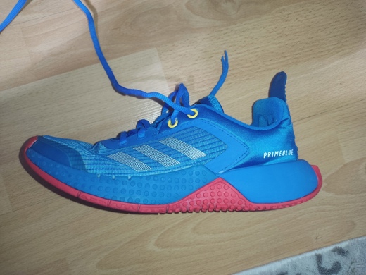 adidas 37 spor ayakkabı  Giyim Eşyası : temiz kullanımlı, orijinal. 