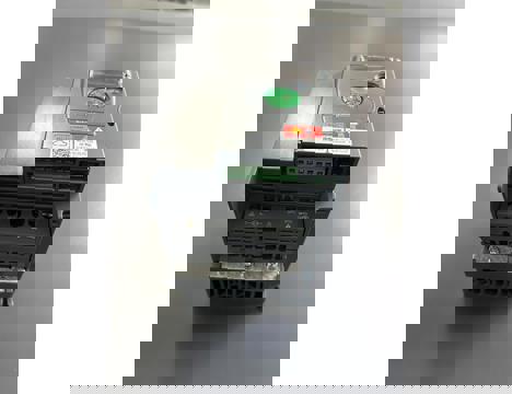 İş Makineleri, Invertör, Schneider Atv310hu15n4a 1.5Kw 3 Faz Sürücü