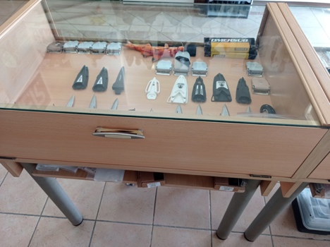 Dükkan, Ofis Eşyaları, Diğer Ofis Masaları, Ahşap Sarı Vitrinli Dolap , Acil Satılık Cam Vitrin Dolap